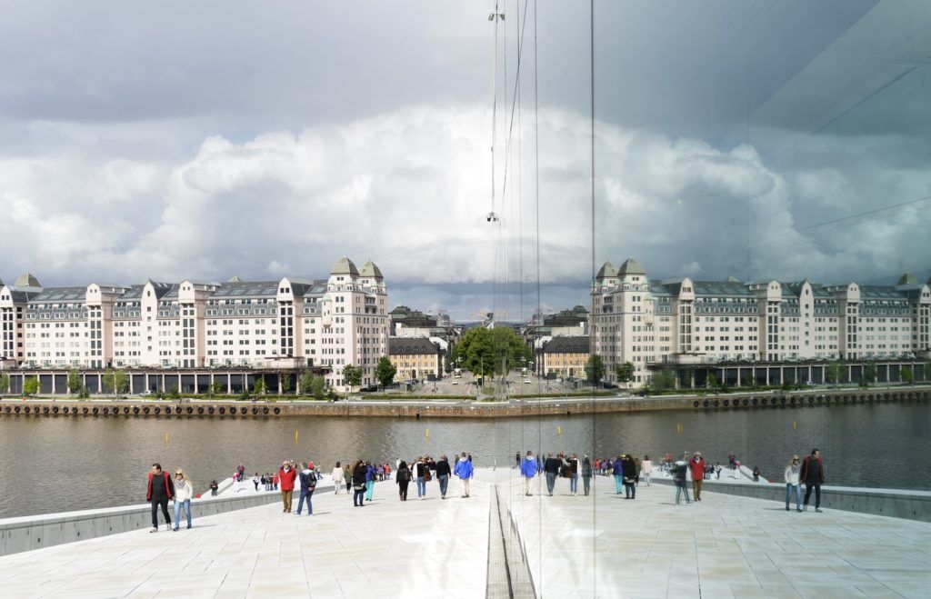 La Ópera de Oslo refleja el entorno.
