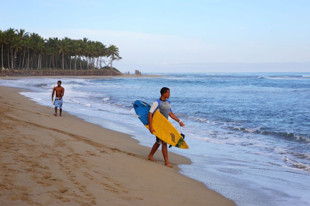 Surf en un viaje con amigas en República Dominicana.