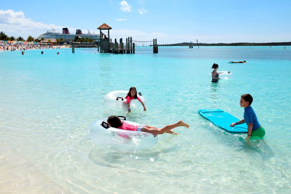 niños jugando en Castaway Cay en Bahamas