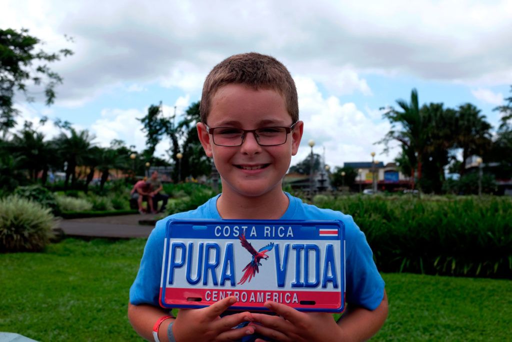 Niño con cartel de Costa Rica