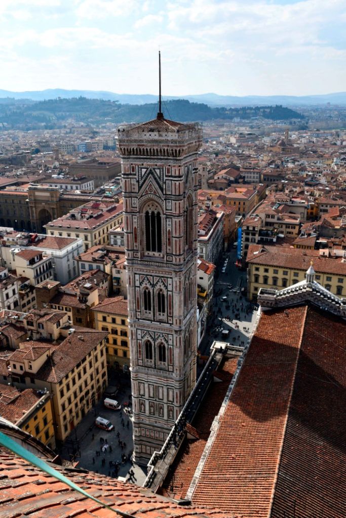 El Campanile de Florencia visto desde la cúpula del Duomo.