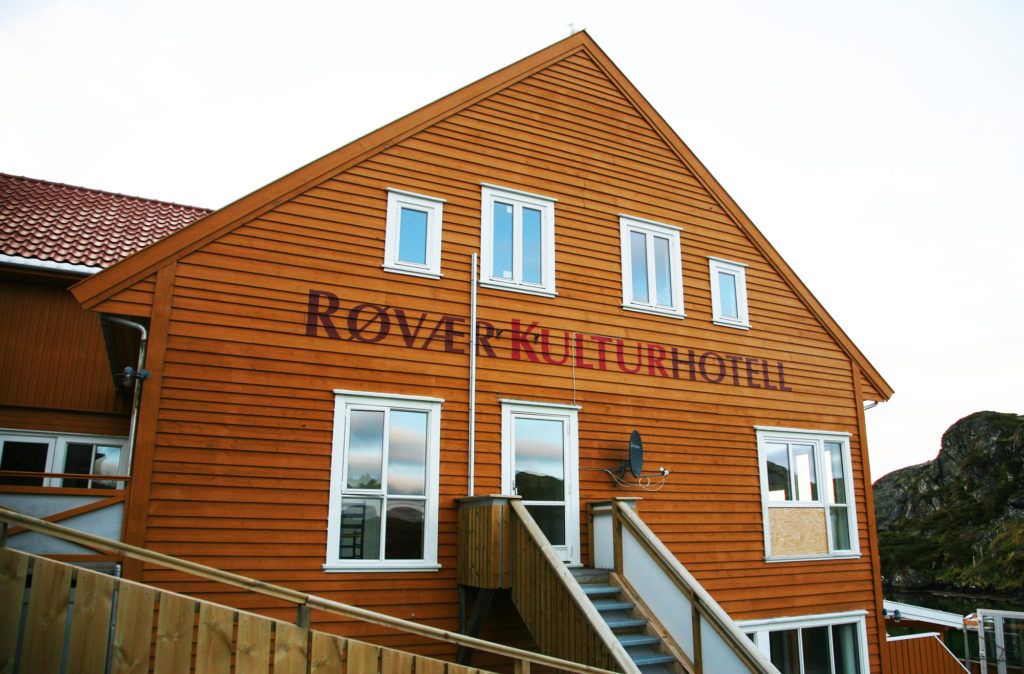 KulturHotell es el alojamiento regentado por Helga y Liv, las hijas de Ingrid, en la isla de Rovaer (Noruega)