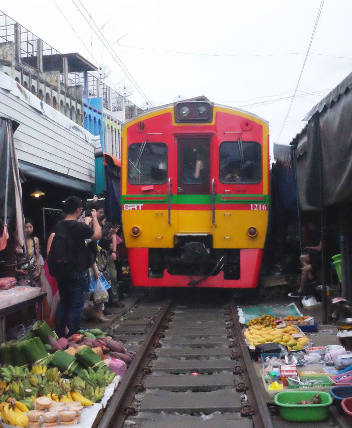 mercado del tren  en bangkok