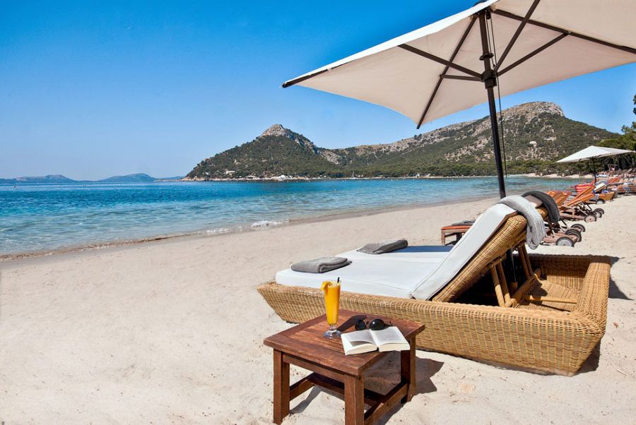 En la playa Formentor se pueden alquilar las tumbonas del hotel.