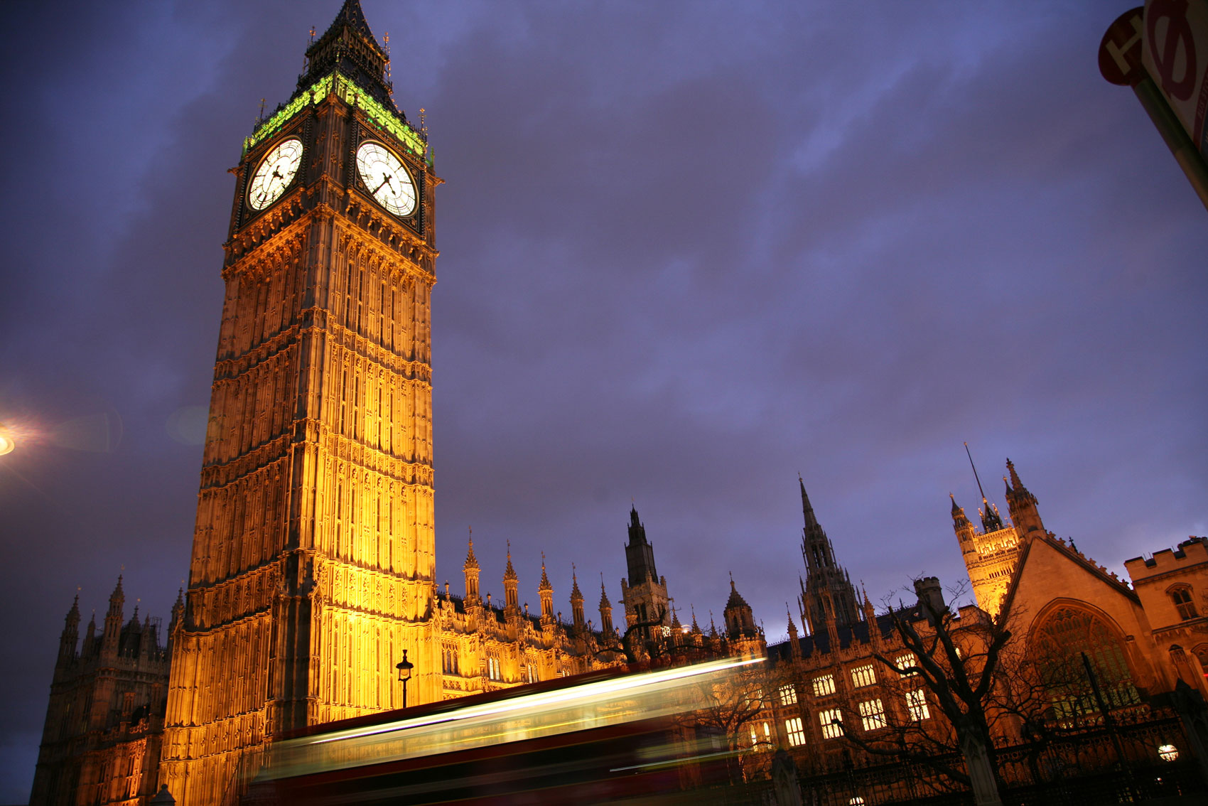 El Palacio de Westminster alberga la torre del célebre reloj que tiene una campana llamada Big Ben.