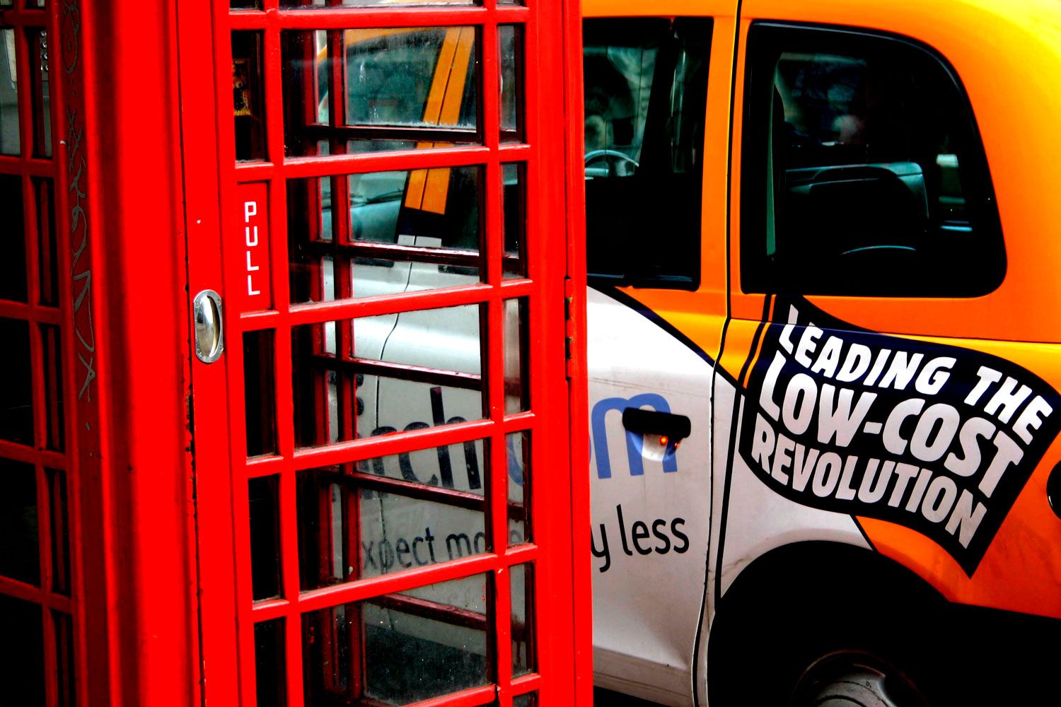 Las célebres cabinas londinenses y sus también conocidos taxis en los que casi se puede entrar de pie.