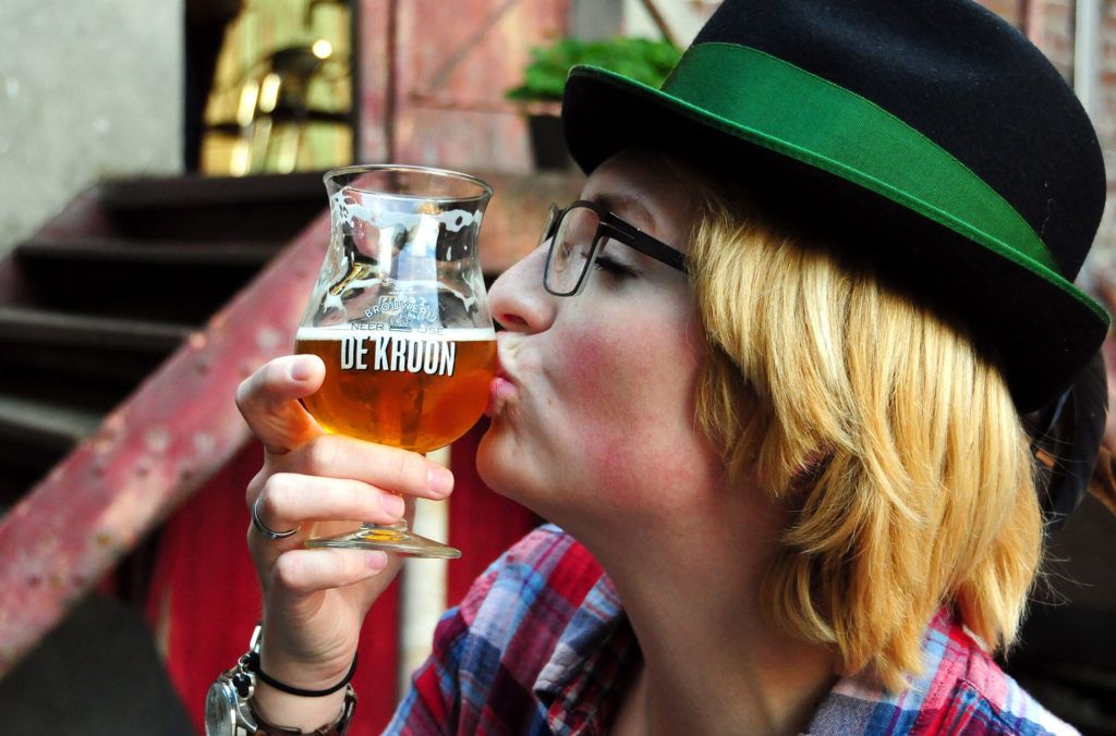 mujer besando un vaso de cerveza