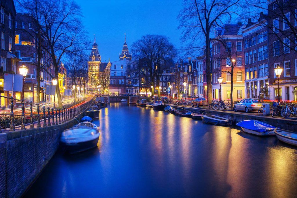 Anochece sobre los canales de Amsterdam.
