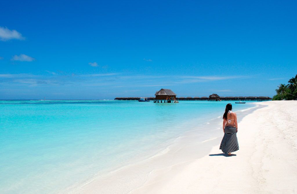 Playa de arena blanca y mar turquesa en Maldivas