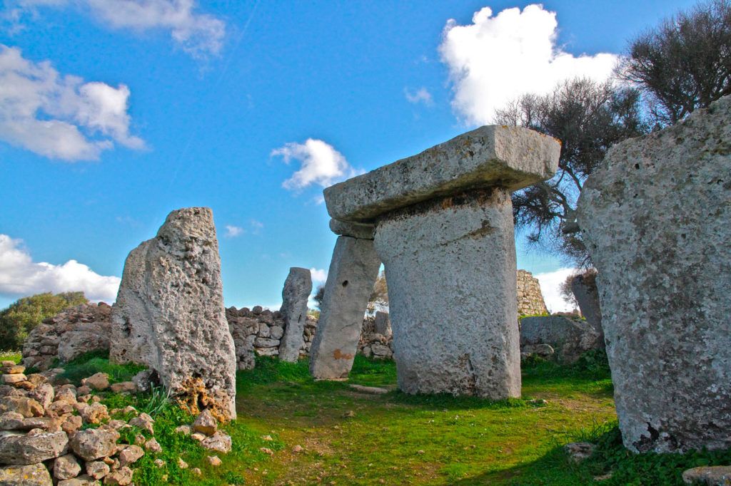 Las taulas son un elemento arquitectónico típico de la Prehistoria en Menorca