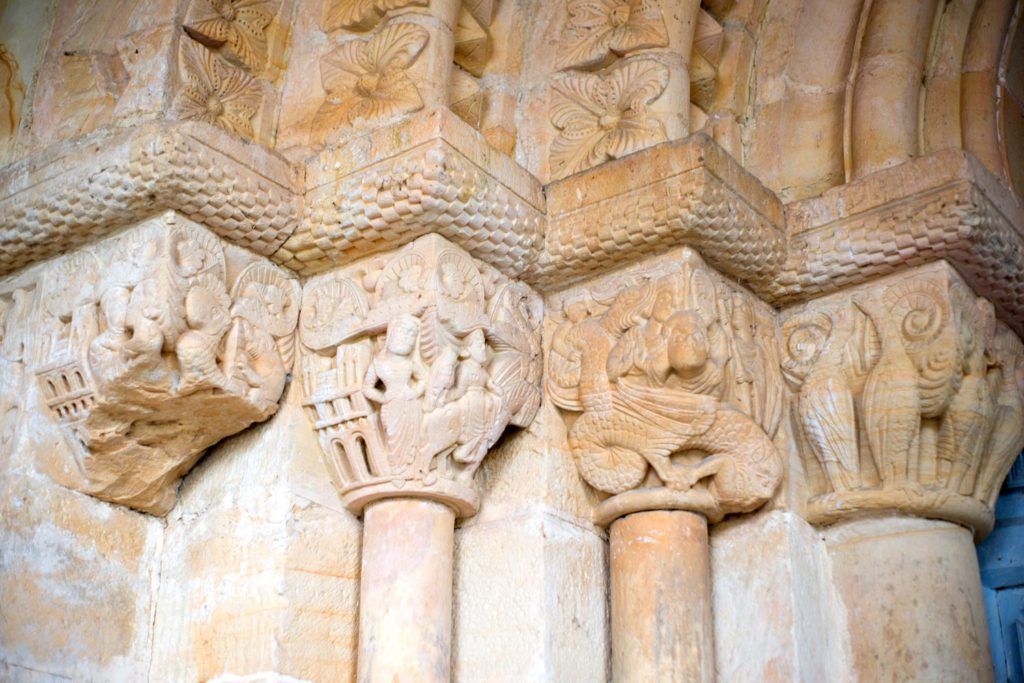 Capiteles historiados en la portada de la iglesia del monasterio de San Pedro de Villanueva.
