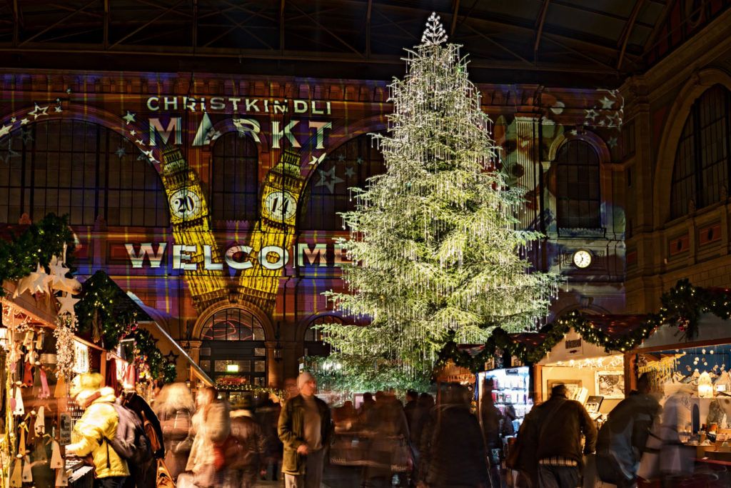 Árbol de Navidad y mercadillo en la estación Central de Zúrich