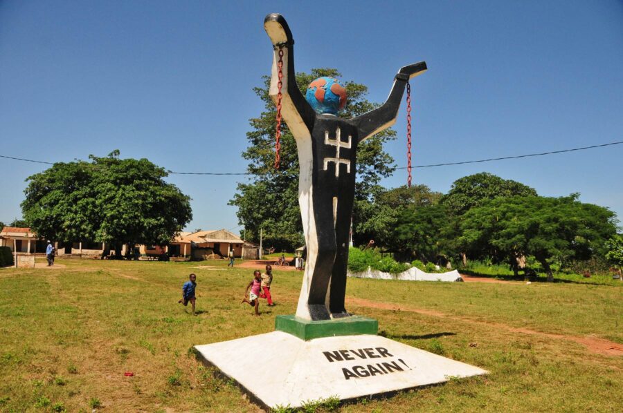 Escultura que recuerda la esclavitud en Gambia