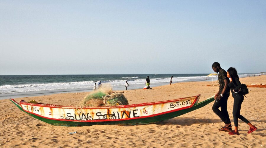 Una bonita playa de arena dorada de Gambia