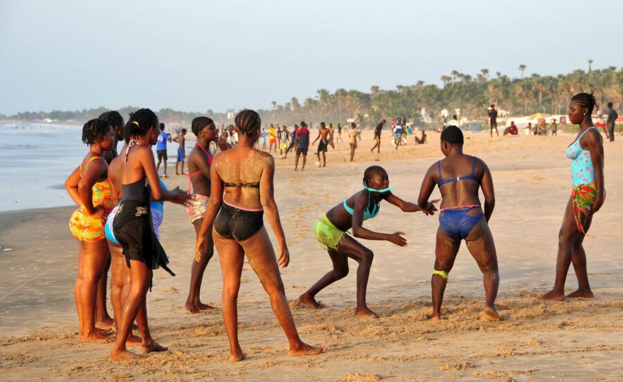 Las mujeres practican wrestling en la playa (el Islam es más flexible en Gambia).