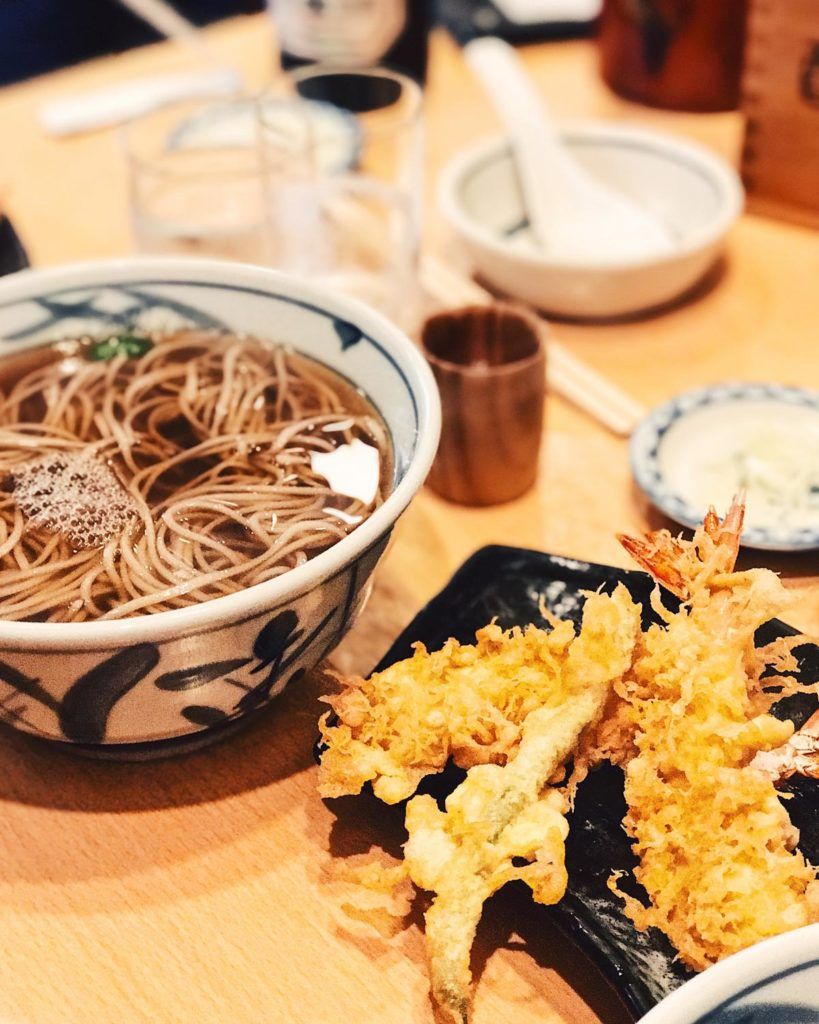 En la cocina japonesa no faltan los fideos soba ni la tempura.