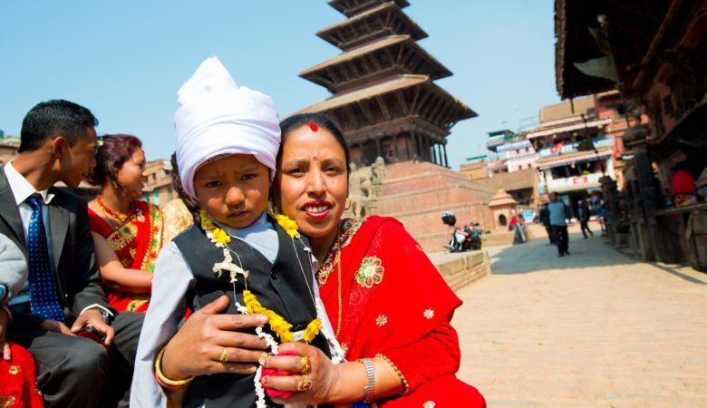 Una madre con su hijo asisten con sus mejores galas a un ritual en Bhaktapur. ©P.G.