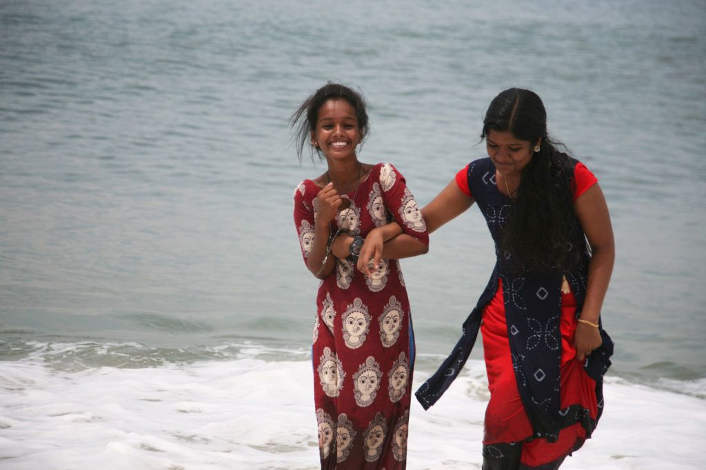 Mujeres sonriendo en la playa de Marari en Mararikulam