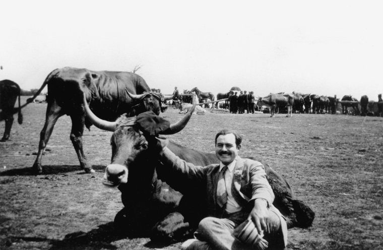 Ernest Hemingway cerca de Pamplona en 1927.