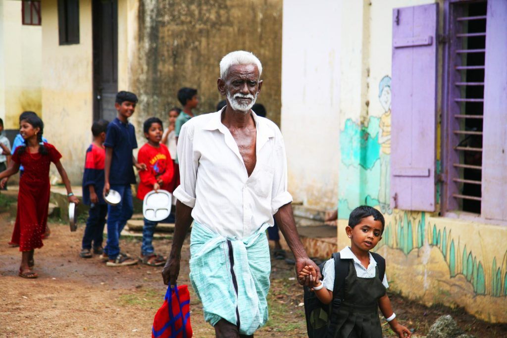 Un abuelo paseando con su nieto en Kerala.