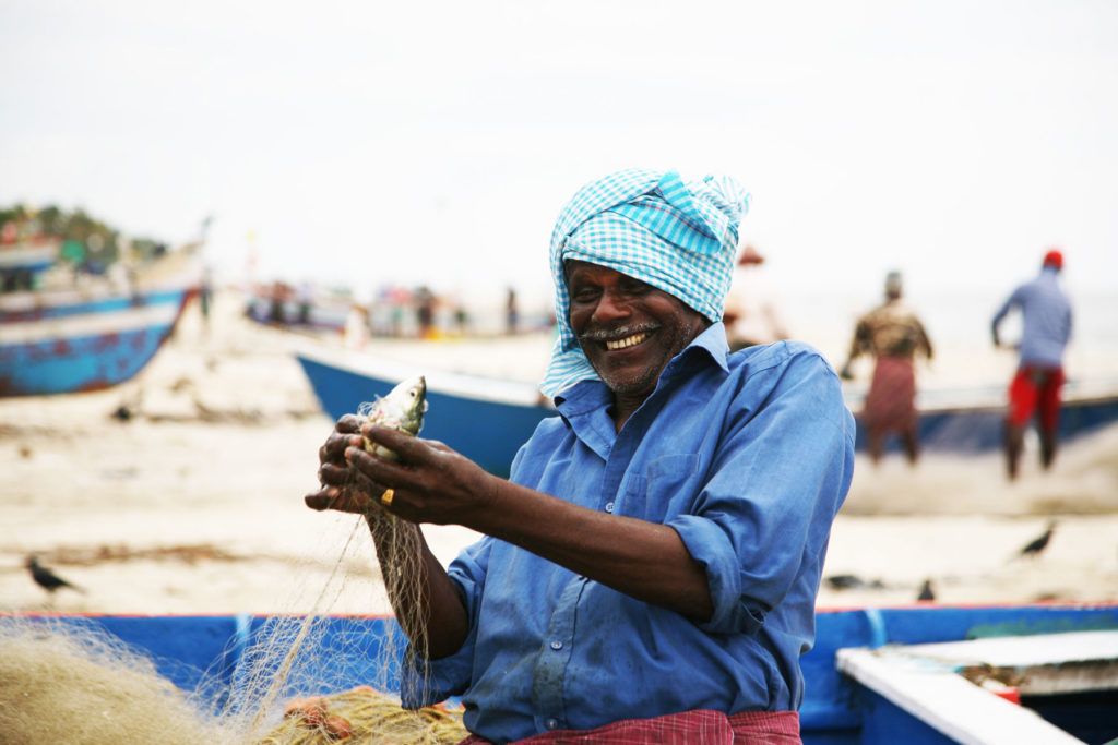 Pescador sonriendo en la playa de Marai, en Mararikulam