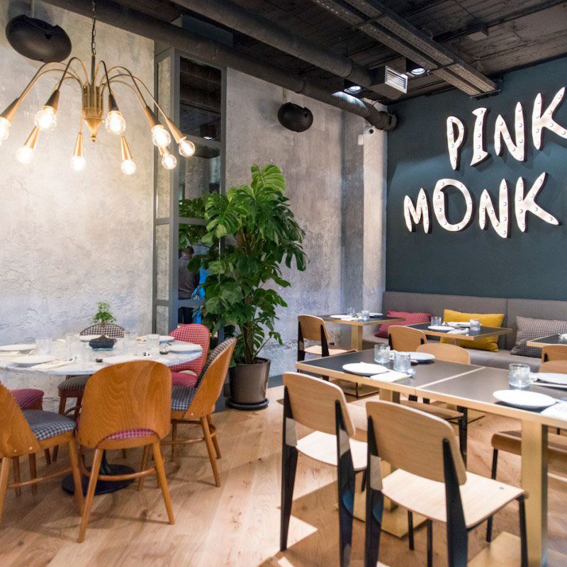 Decoración moderna y minimalista de la sala pink monkey de madrid