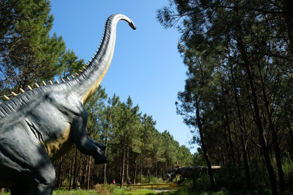 reproducción de dinosaurio en el parque Lourinha