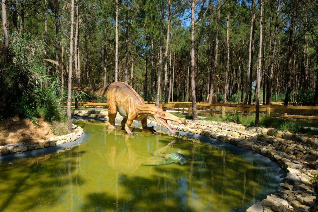 dinosaurio en parque Lourinha