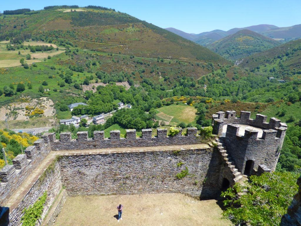 Castillo medieval de Doiras (Lugo). 