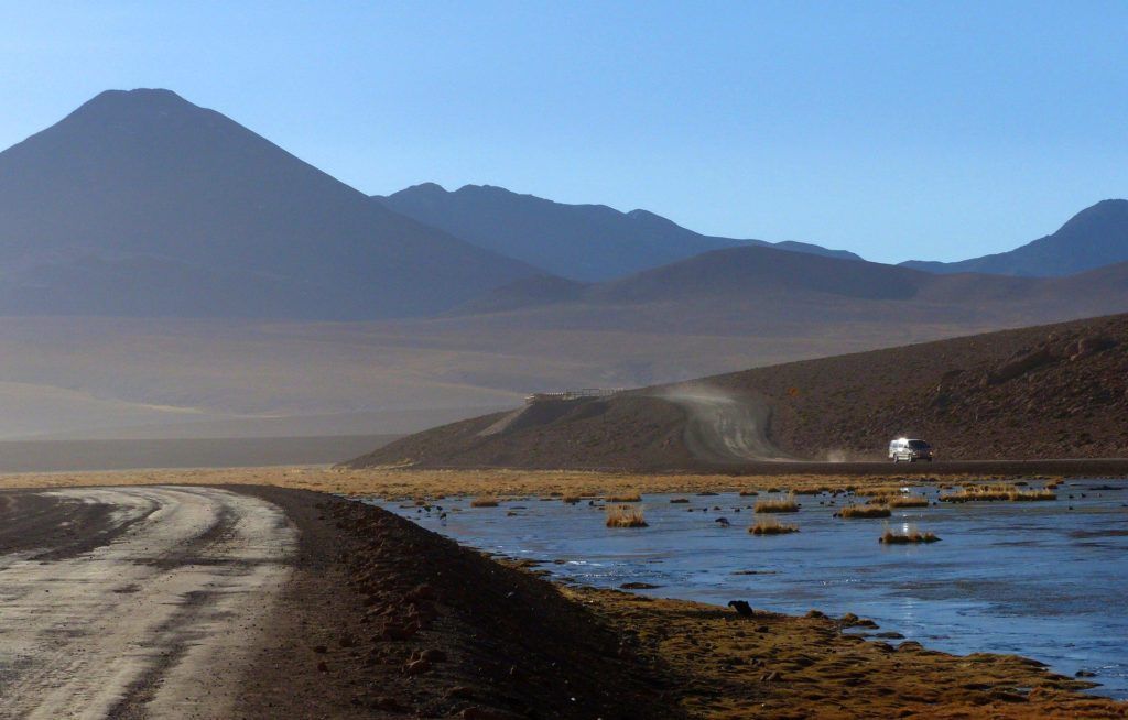 Paisaje del desierto de Atacama con montañas y lagos.