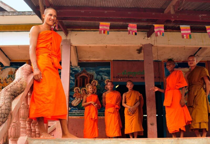 monjes budistas en angkor vat