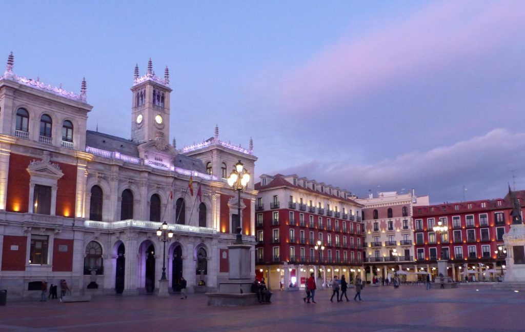 Edificios de la plaza mayor de Valladolid al atardecer