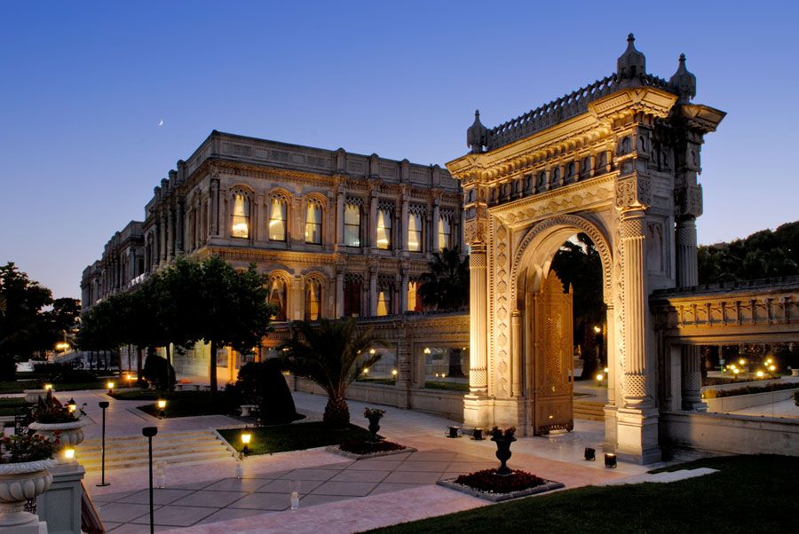 Puerta histórica del Çiragan Palace de Estambul