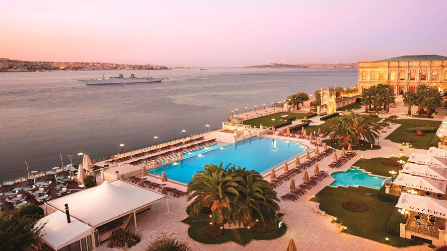 piscina del Çiragan Palace en Estambul