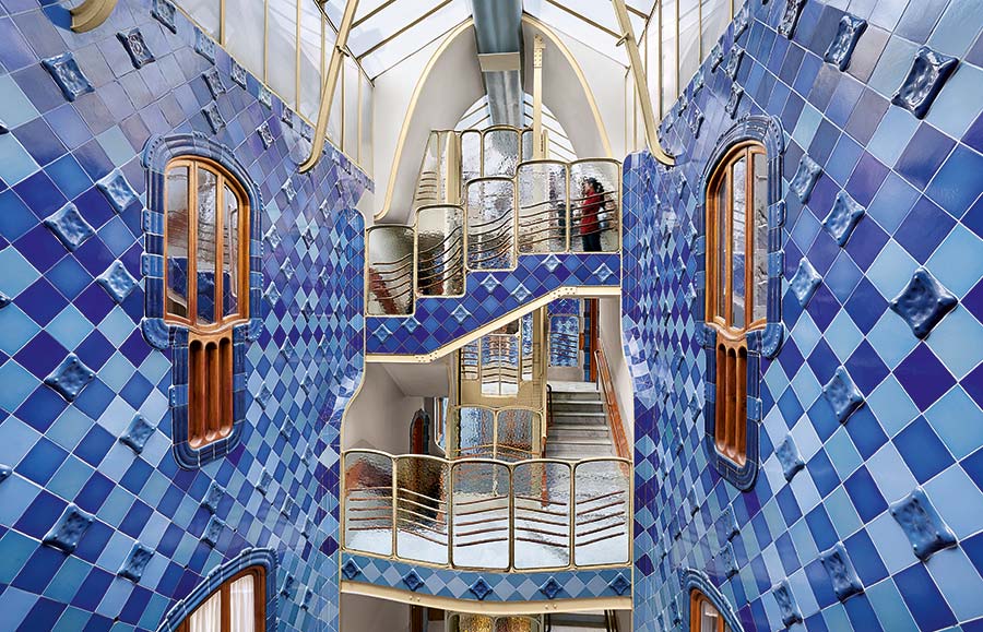 azulejos modernistas en Casa Batló en Barcelona