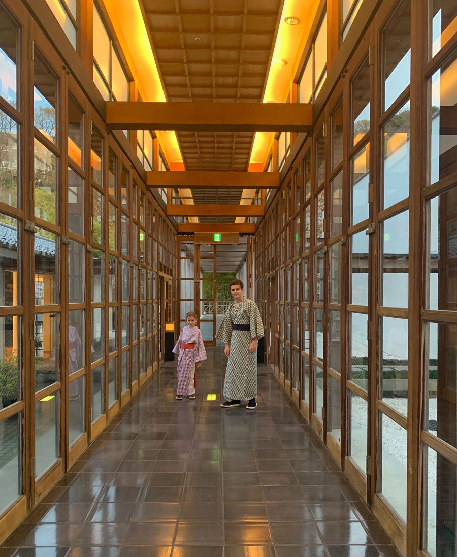 Pasillo de acceso a la zona del onsen del Ryokan Gora Kadan. 