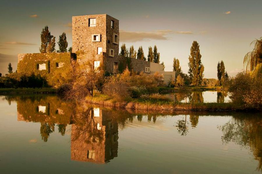 lago y castillo en la bodega Renacer en Mendoza