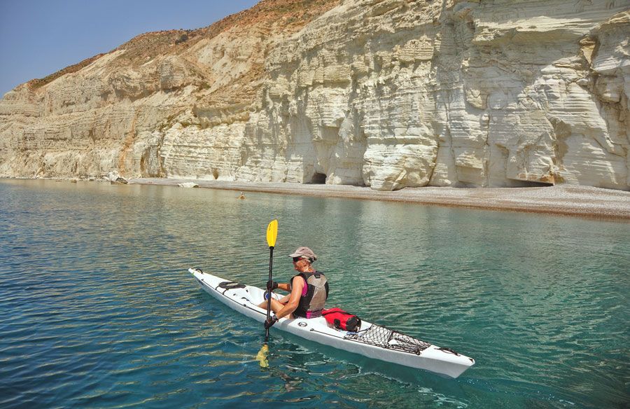 Kayak en la zona de Petra tou Romiou, en Chipre.