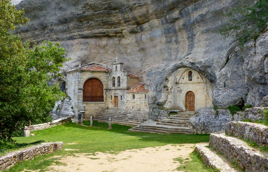 Iglesia enclavada en la roca en Ojo Guareña.