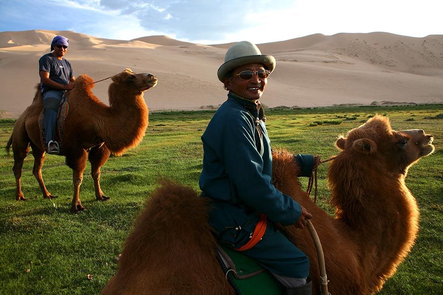 Paseo en camellos bactrianos por la dunas de Khongoryn Els.