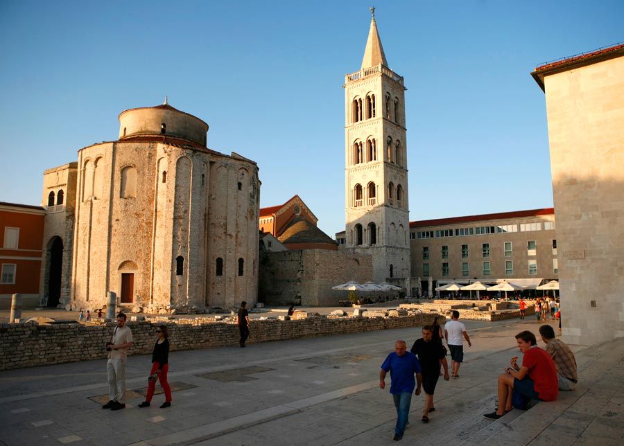 La iglesia de San Donato, con su campanile, y parte del foro romano sobre la que fue edificada.
