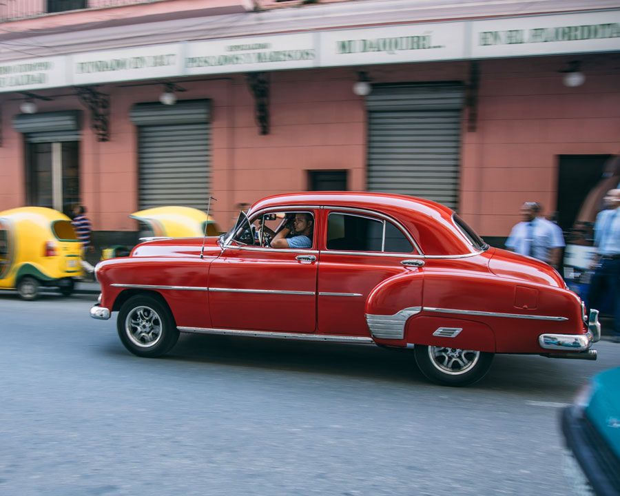 "Almendrón" en La Habana, frente al Floridita. 