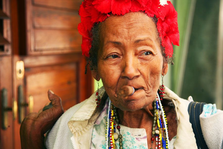 Anciana de La Habana fumando un puro