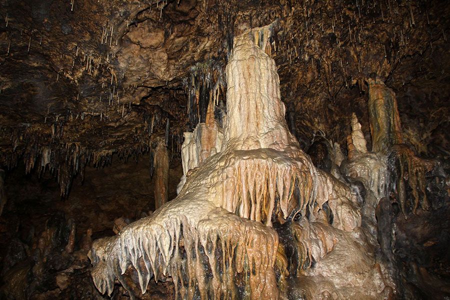 Interior de la Cueva de los Enebralejos.
