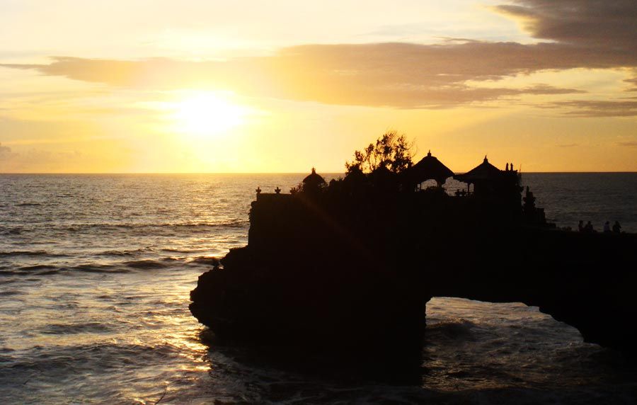 Atardecer en el templo de Tanah Lot en Bali