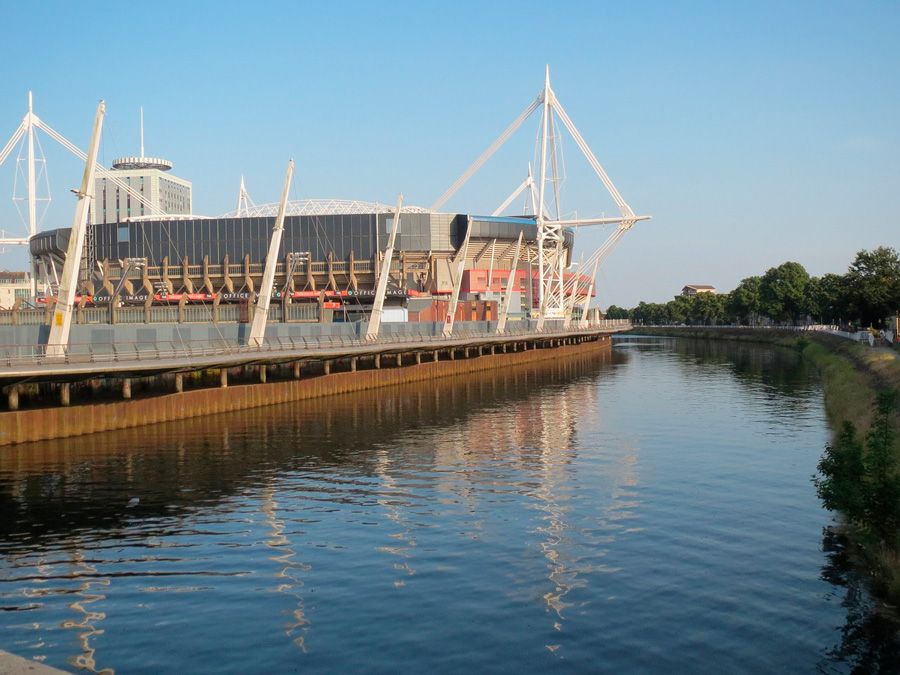 estadio de rugby Principality con el río Cardiff