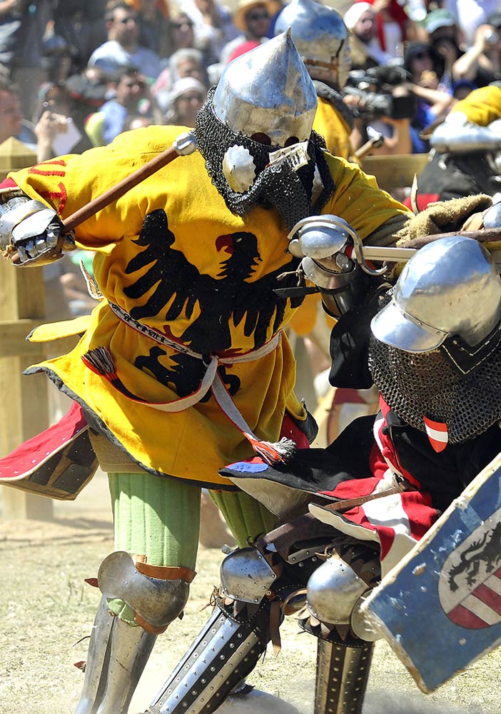 Luchador con atuendo medieval combatiendo en Belmonte