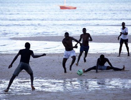 Chicos jóvenes jugando en las playas de Bazaruto
