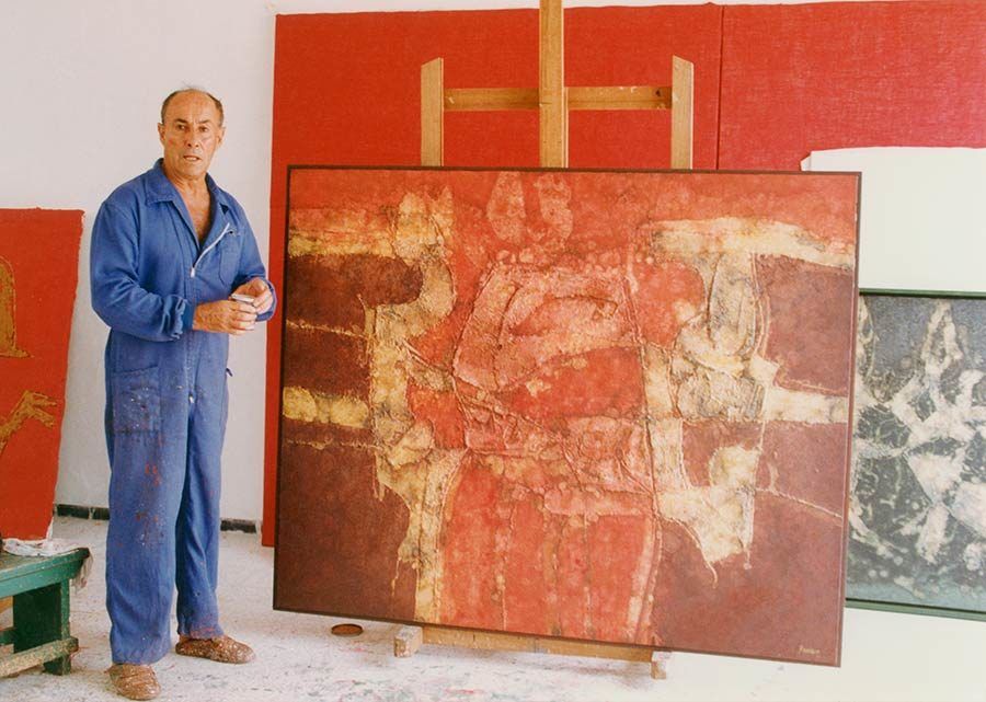 César Manrique posa con una de sus obras.