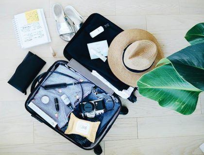 maleta mujer viajera, gadgets de viaje